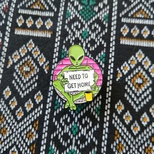 📍2/20$ Stray Alien Begging Enamel Pin NWOT